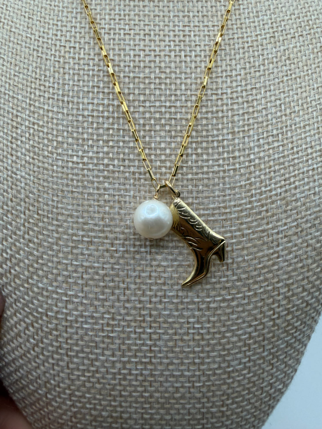 Gold cowboy boot necklace with pearl

Western gold charm necklace

Gold filled cowboy boot pendant