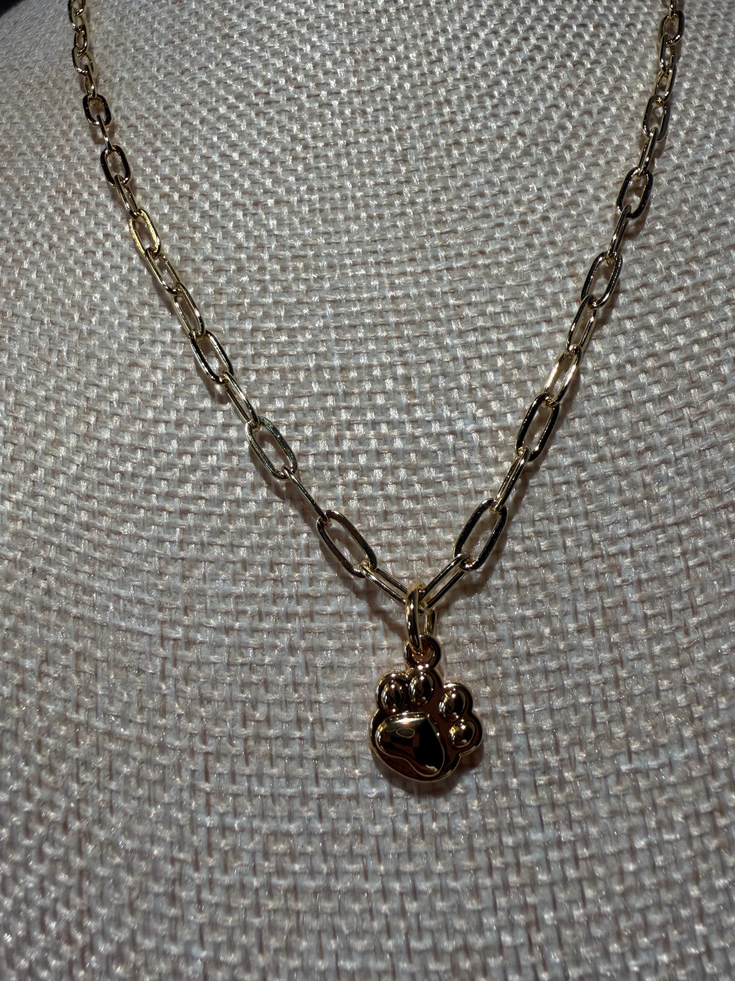 Gold filled paw print necklace on paperclip chain

Paw charm necklace for pet lovers

Minimal gold paw print necklace