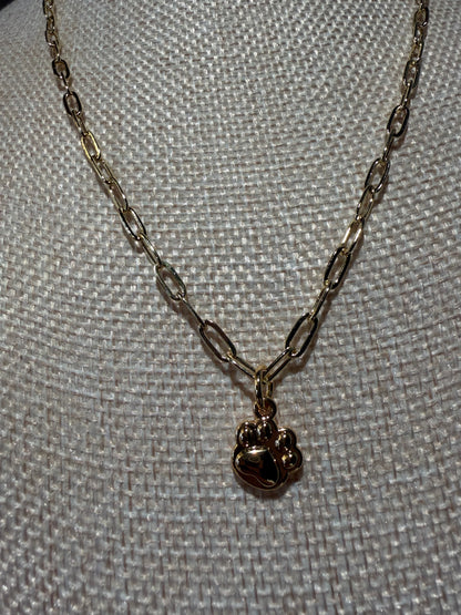 Gold filled paw print necklace on paperclip chain

Paw charm necklace for pet lovers

Minimal gold paw print necklace